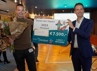 Eddy van Hijum geeft de prijs aan Mart Mensink van DuSpot