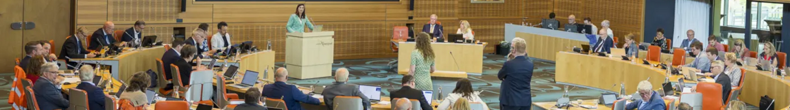 Statenvergadering bezig in de Statenzaal