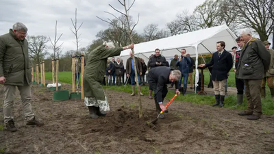 Planten van laatste notenboom op Landgoed Weleveld onder toezicht van Maurits von Martels en Eric Kwint