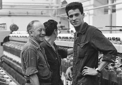 Oude foto van Italianen in een fabriek
