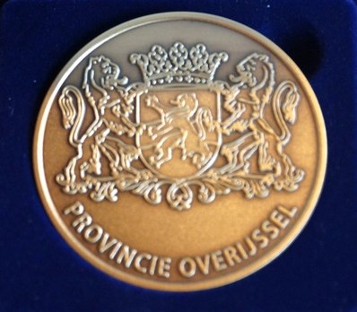 erepenning, logo provincie overijssel op een penning met eronder provincie Overijssel in tekst
