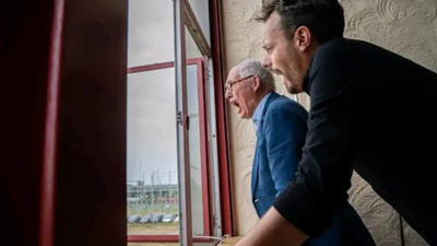 Tijd de Bree en andere man schreeuwend voor een open raam