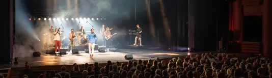 band op een podium in theater