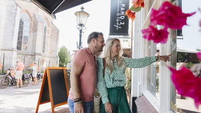 man en vrouw voor een winkelruit