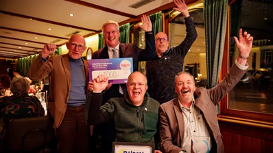 Commissaris Andries Heidema reikt de vrijwilligersprijs uit