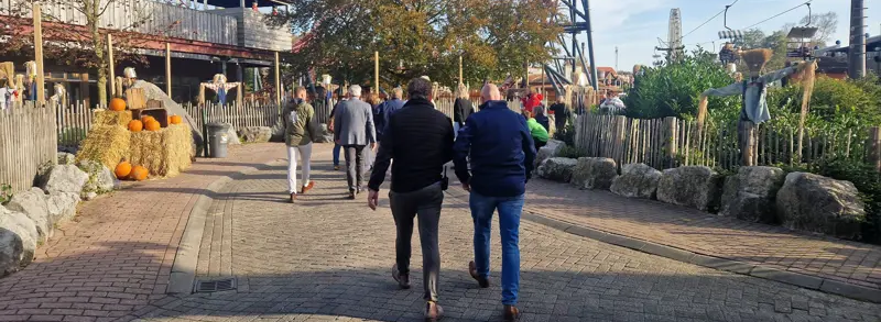 mensen lopen op de staat