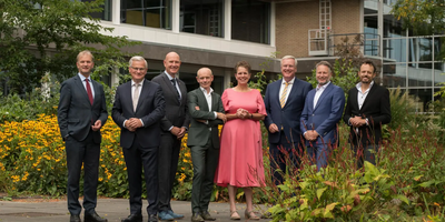 Het College van Gedeputeerde Staten van de Provincie Overijssel. Van links naar rechts: Maurits von Martels – Gert Harm ten Bolscher – Erwin Hoogland – Nico Versteeg (Provinciesecretaris) – Liesbeth Grijsen – Andries Heidema – Martijn Dadema en Tijs de Bree