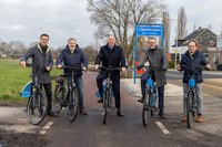 gedeputeerden op de fiets bij opening-fietspad-ijsselmuiden