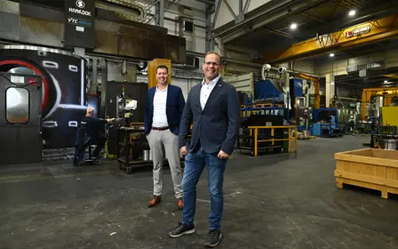 2 personen in een bedrijfshal
