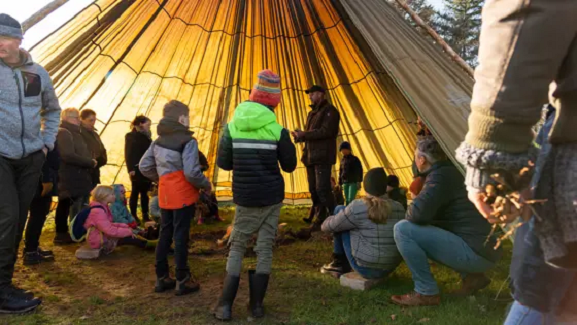 de groene karavaan mensen in een tent