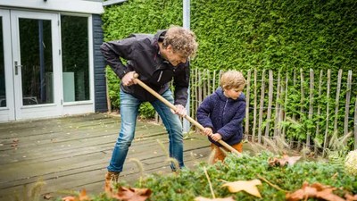 man en kind samen bezig in de tuin