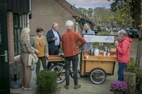 Gedeputeerde Roy de Witte op bezoek bij Stichting Noaberhoes Windmolenbroek in Almelo